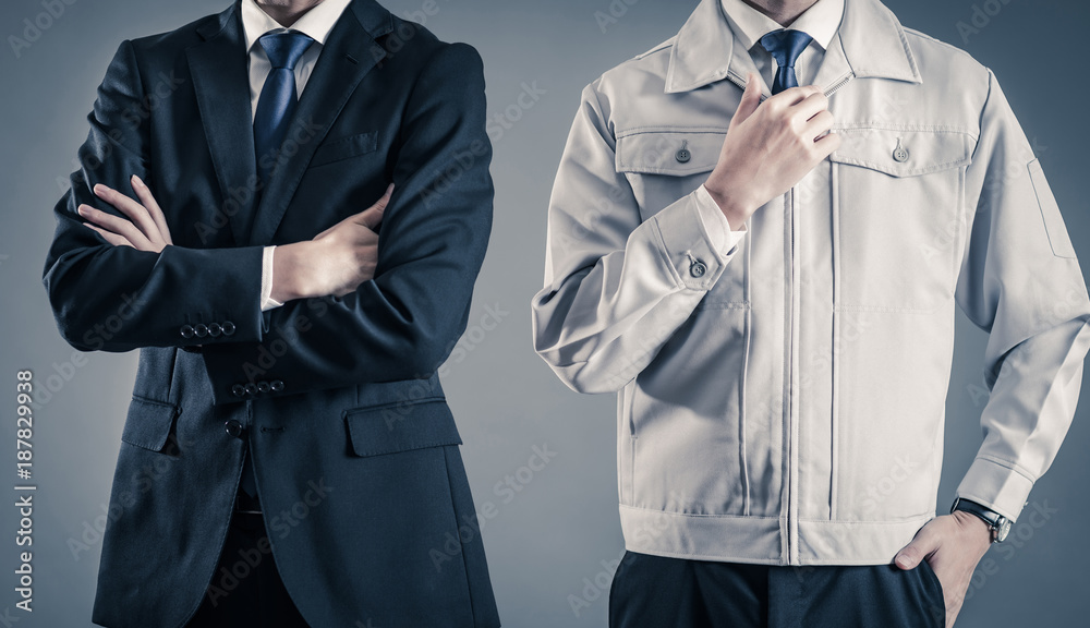 厳格な品質管理下で製品を検査